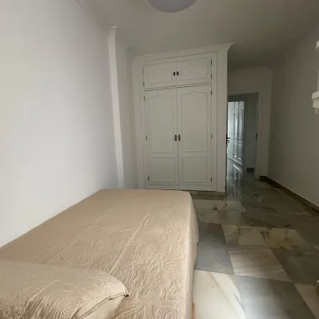 Estadio 5 Y Capacidad 9 Personas Cerca Del Centro, Del Estadio Y Estacion De Trenes Y De Autobuses, Con Facil Aparcamiento En La Misma Calle * Jerez de la Frontera